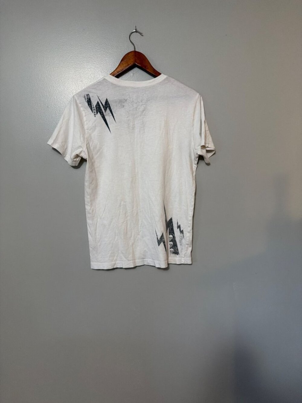 Y2K Express Mens Graphic V-Neck T-Shirt White Lightning Bolt Skull Design Small - Picture 2 of 6